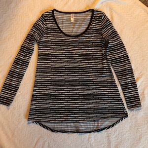 Clearance •LuLaRoe Lynnae XS top in Noir & White